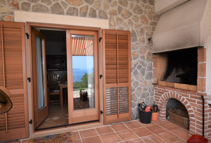 Espace extérieur avec barbecue.