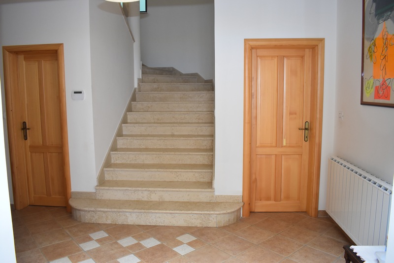 Cage d'escalier au rez-de-chaussée de la maison.