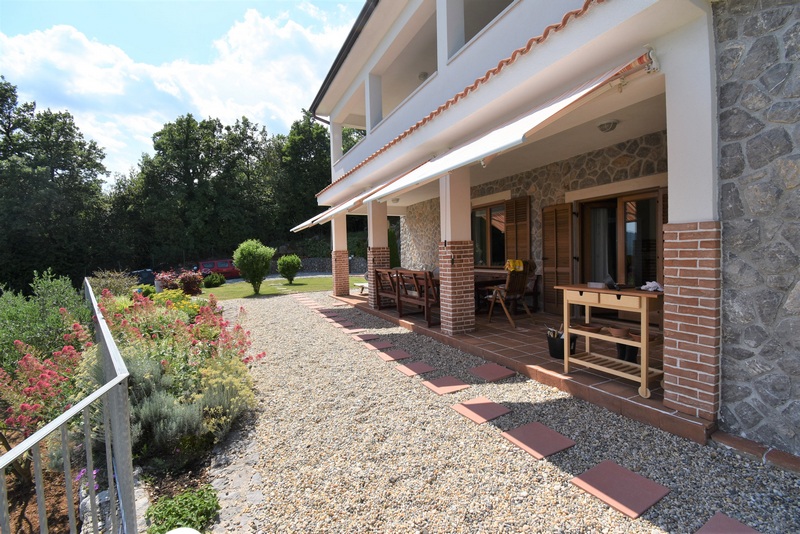 Espace extérieur de la villa H1785 en Croatie - Panorama Scouting Immobilier.