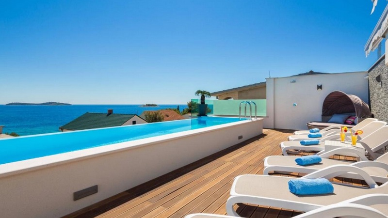 Villa moderne avec piscine à débordement et vue mer en Croatie