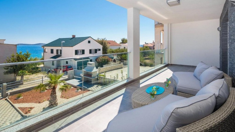 Terrasse couverte avec lounge et vue sur la mer