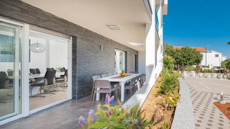 Grande terrasse avec coin repas d'une villa moderne en Croatie