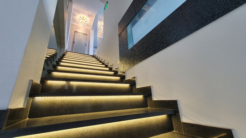 Cage d'escalier éclairée au design moderne dans la villa