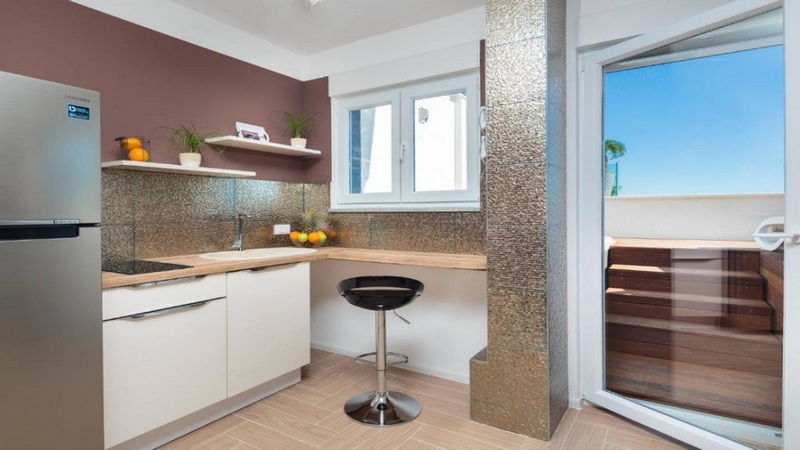 Cuisine moderne avec accès au toit-terrasse et à l'espace piscine