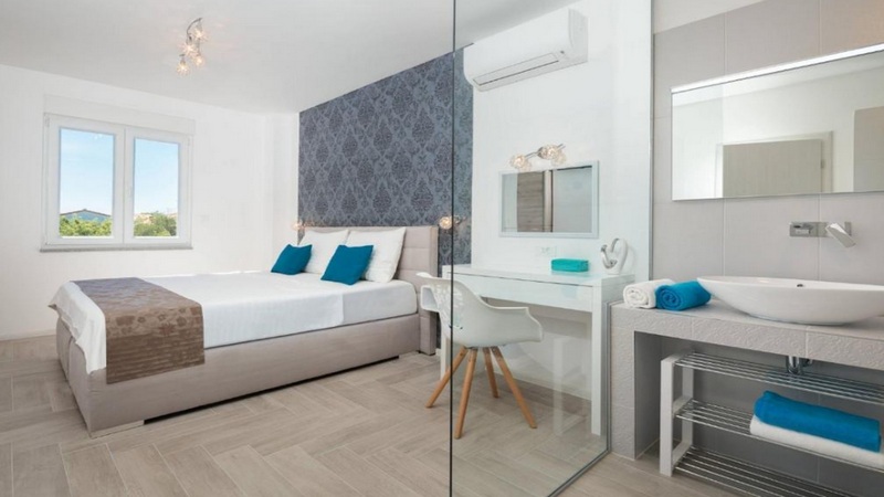 Chambre avec salle de bains attenante dans un bien moderne en Croatie