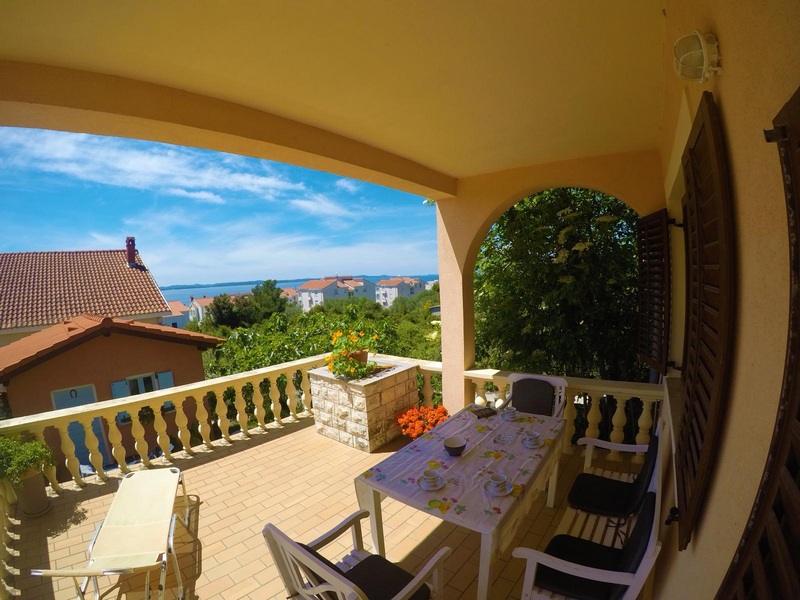 Terrasse avec vue mer - maison H1816 à Kozino, région de Zadar, Croatie - Panorama Scouting.