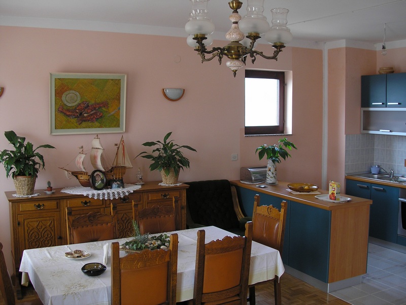 Espace repas et vue sur la cuisine.