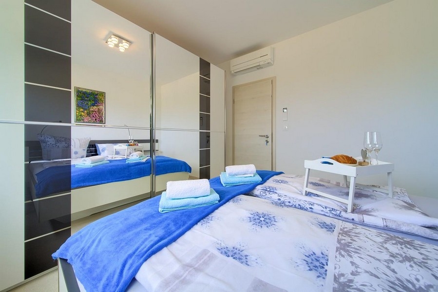 La chambre avec climatisation.