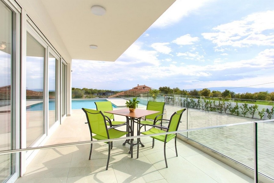 Terrasse avec vue mer de la villa H1897 en Croatie sur l'île de Krk.