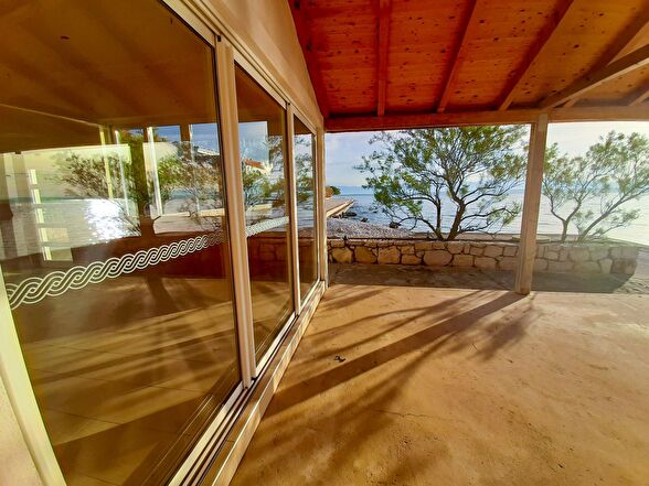 Terrasse du bien H1912, situé directement au bord de la mer en Croatie.