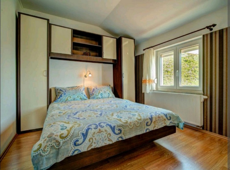 Chambre aménagée de façon fonctionnelle.