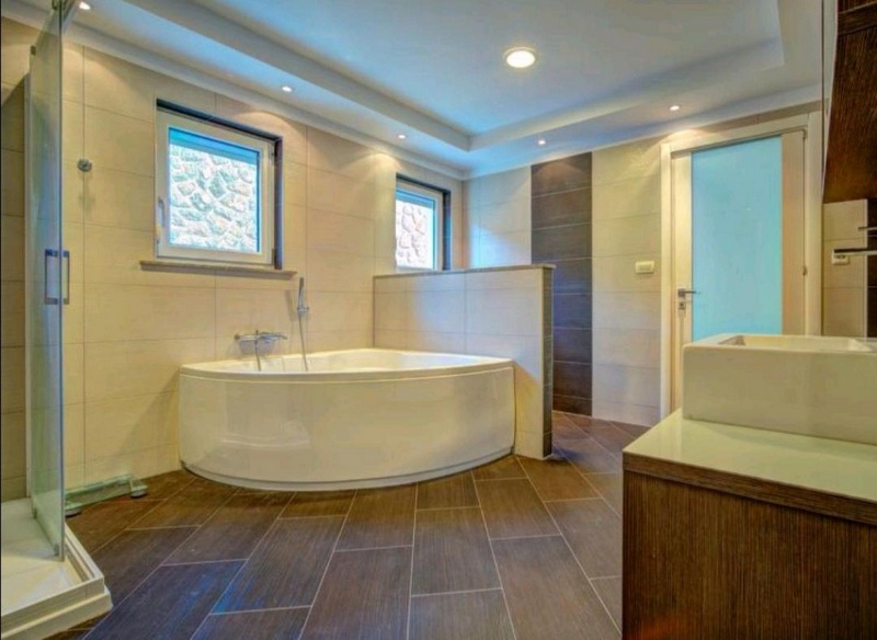 Salle de bains avec baignoire.