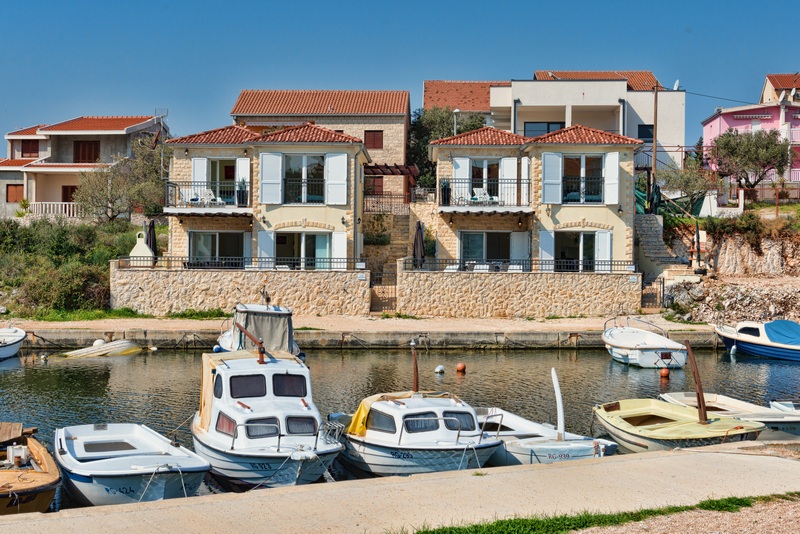 Maisons directement en bord de mer près de Rogoznica en Dalmatie à vendre - Panorama Scouting Croatie.