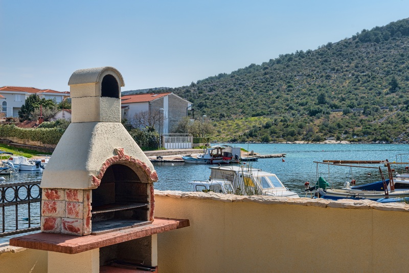 Barbecue et vue mer - bien H1917 près de Rogoznica en Croatie.