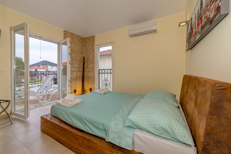 La chambre confortable du bien H1917 en première ligne sur le rivage.