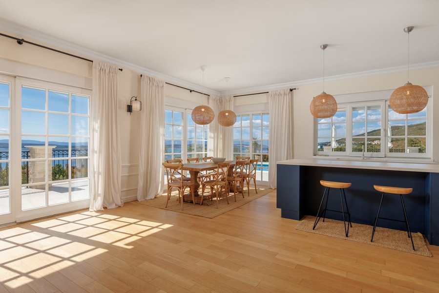 Espace repas et cuisine de style campagnard.