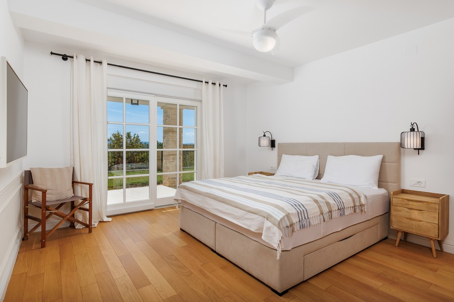 Chambre avec vue sur la verdure.