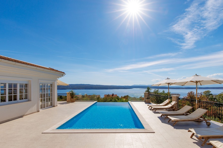 Terrasse avec piscine à débordement de la villa H1919 à Crikvenica, golfe du Kvarner.