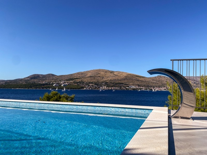 Piscine à débordement avec gargouille et vue sur le sommet de la montagne