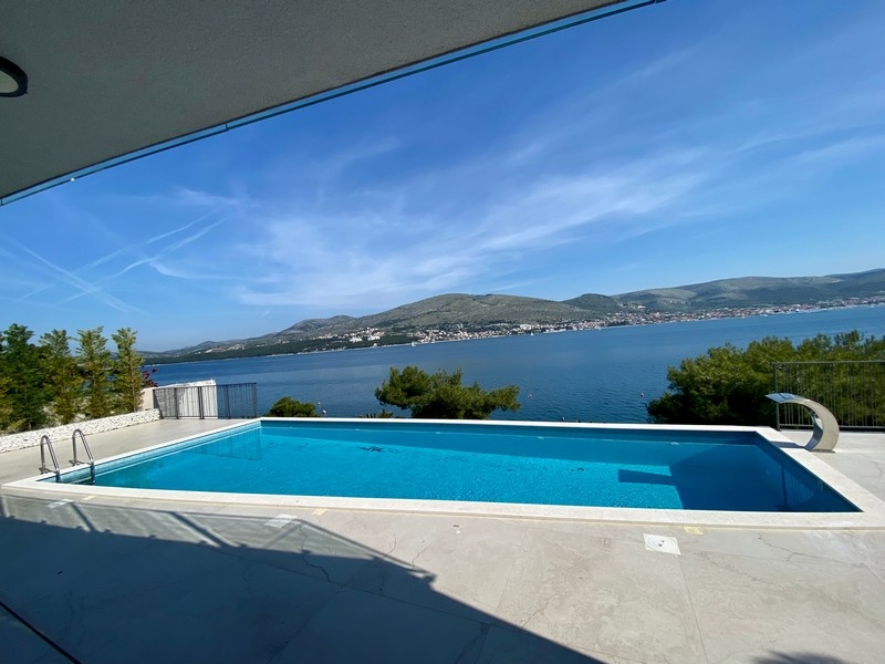 Piscine sous l'auvent avec vaste vue sur la baie