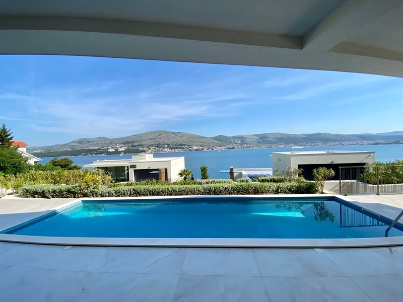 Villa moderne avec piscine et vue sur la baie de Trogir et l'île de Ciovo