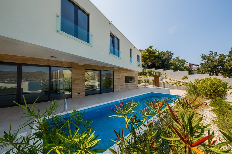 Villa moderne avec piscine sur l'île de Ciovo en Croatie à vendre.