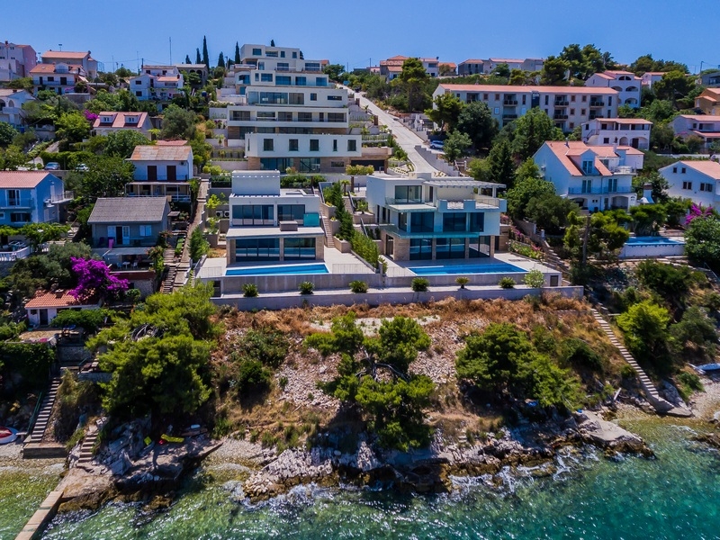 Vue aérienne des villas avec piscines sur la côte rocheuse