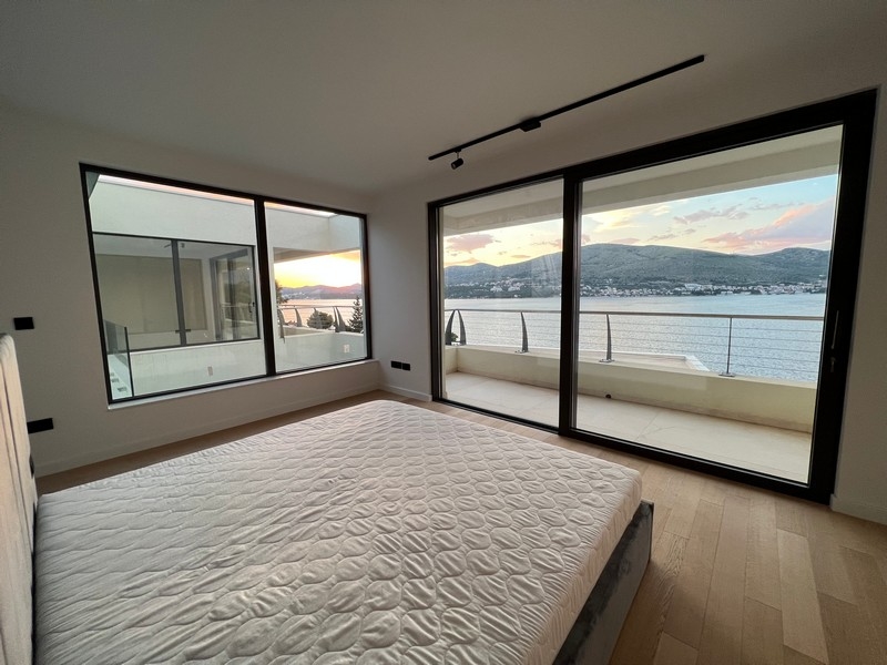 Chambre avec fenêtre d'angle et porte-fenêtre donnant sur la mer
