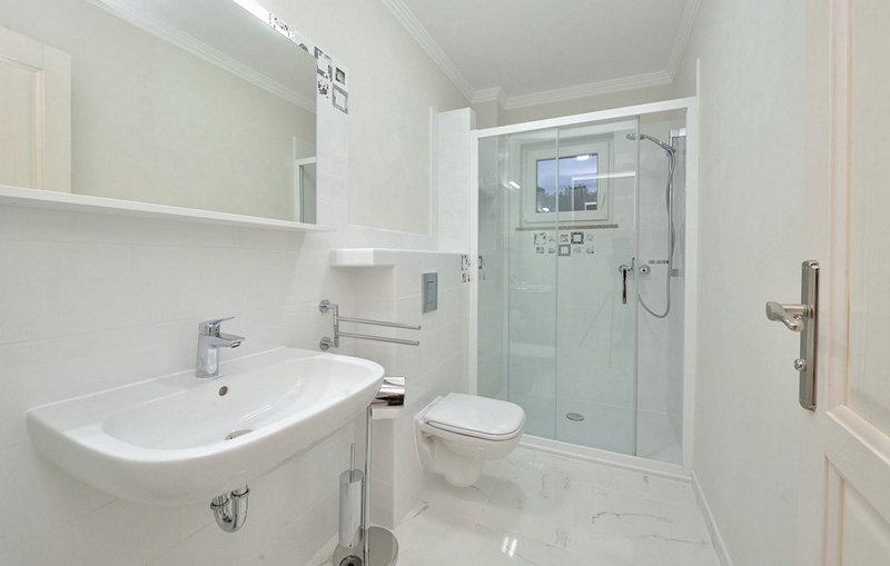 Salle de bains avec douche.