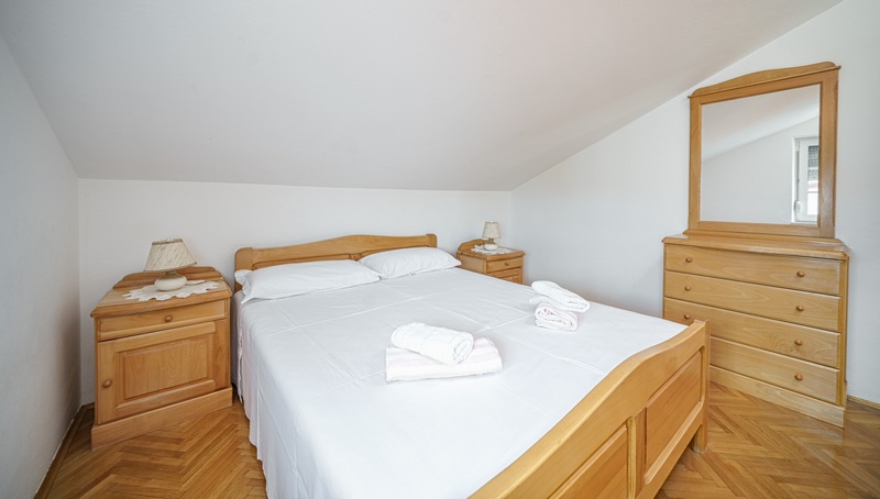 Chambre attrayante et confortable.