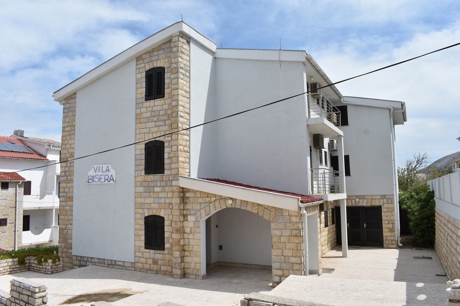 Maison avec passage voûté et angles en pierre naturelle