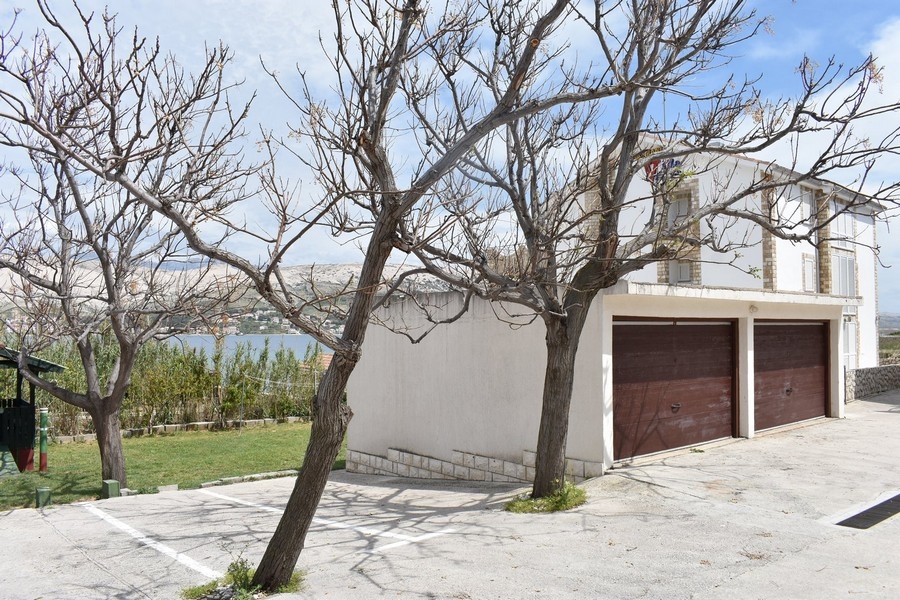 Places de stationnement avec portes de garage entre des arbres dénudés