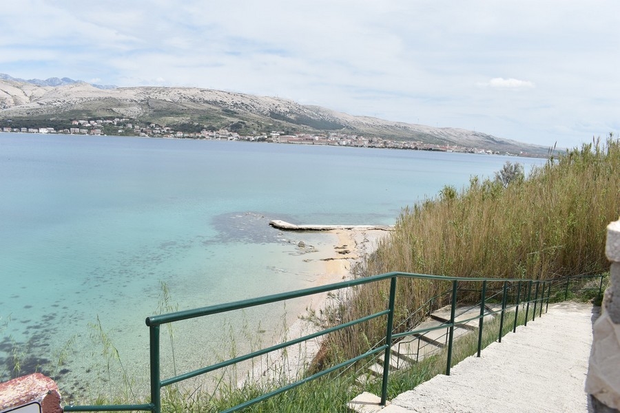 Escalier vers la plage avec vue sur la baie turquoise
