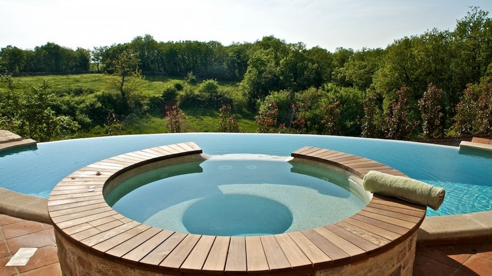 Jacuzzi rond dans la piscine avec vue sur les prés
