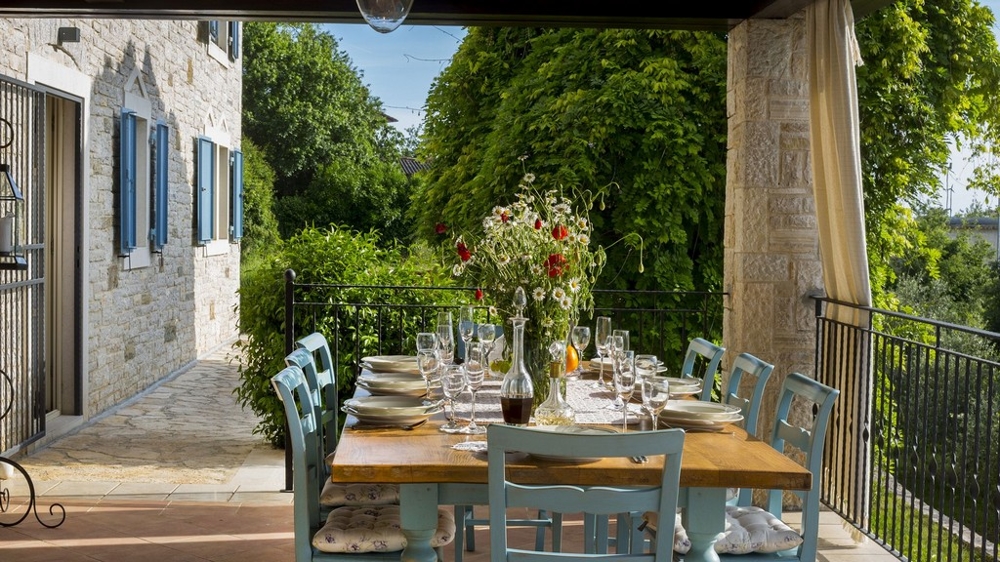 Coin repas extérieur du bien H2040 près de Porec en Istrie, Croatie.