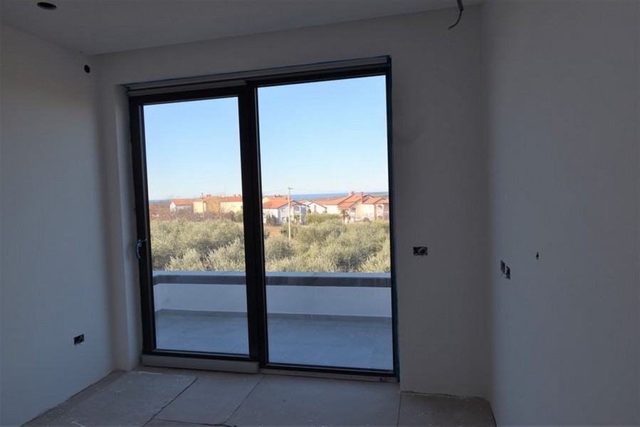 Pièce en gros œuvre avec grande porte coulissante donnant sur le balcon