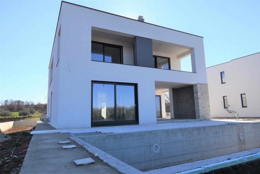 Villa moderne avec loggia et piscine en gros œuvre