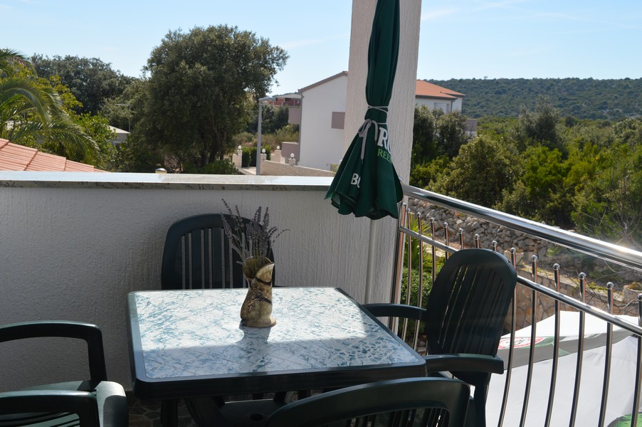 Table de balcon avec parasol et vue sur la verdure