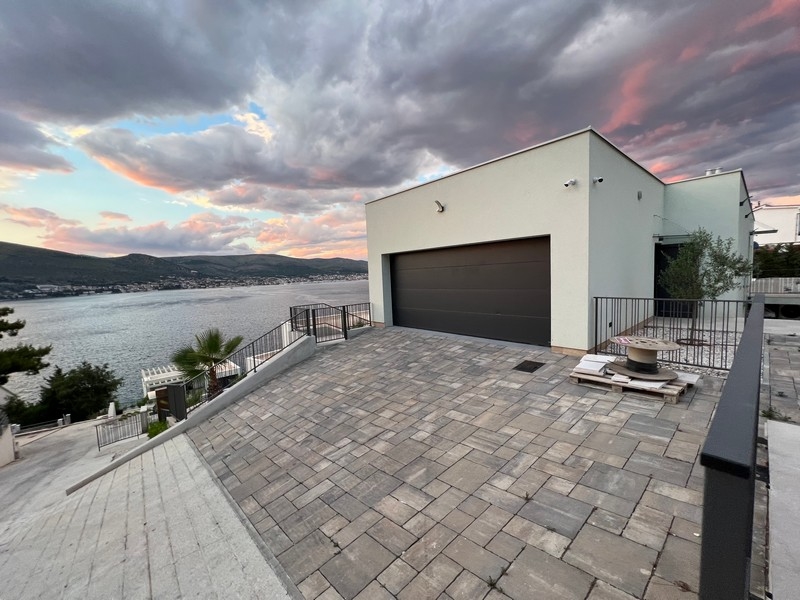 Parvis pavé avec porte de garage au-dessus de la baie