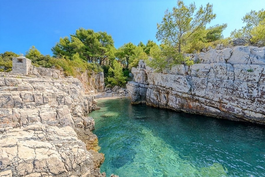 Baie méditerranéenne avec rochers et pins au bord de la mer près de Trogir