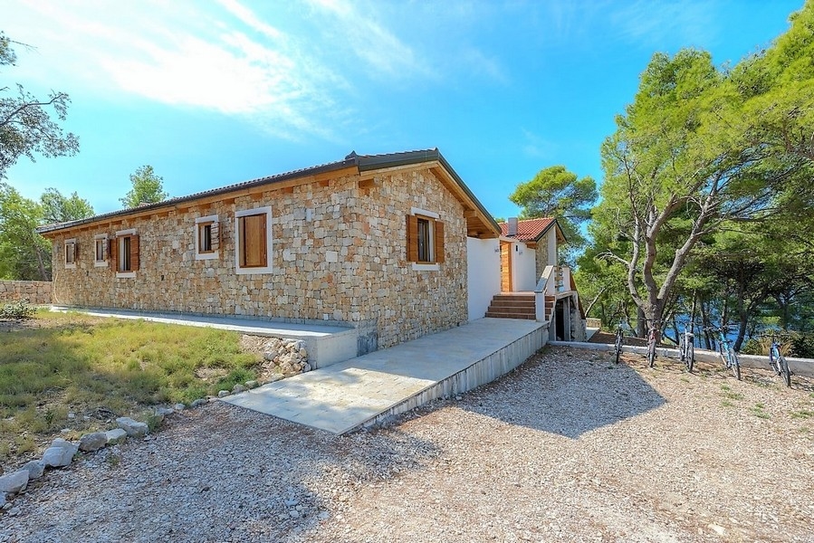 Maison en pierre à façade en pierre naturelle et jardin en Dalmatie