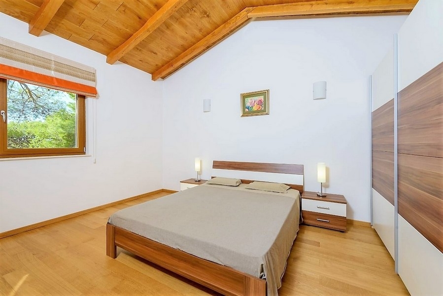Chambre avec lit double et vue sur le jardin
