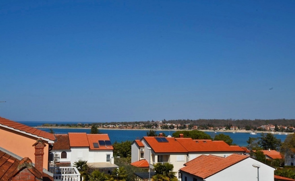 Vue mer sur la baie de Novigrad et les toits rouges en Istrie