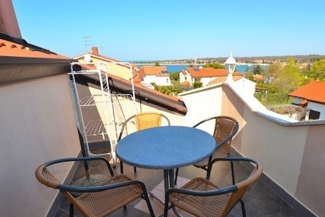 Terrasse avec vue mer sur la marina de Novigrad
