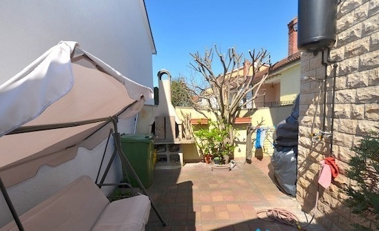 Entrée avec porte et espace extérieur à Novigrad