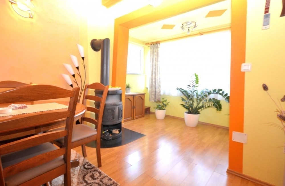 Séjour avec murs orange et parquet à Novigrad