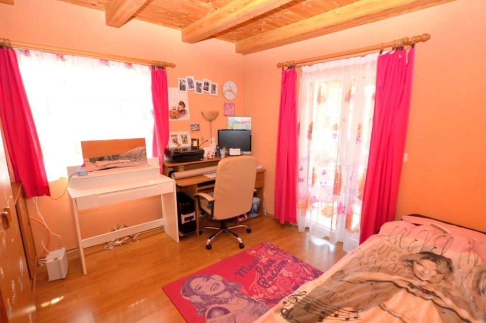 Bureau avec rideau rouge et table de travail à Novigrad