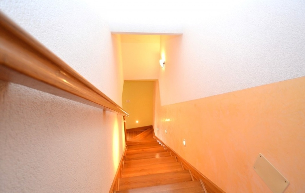Couloir avec mur orange dans une maison à Novigrad
