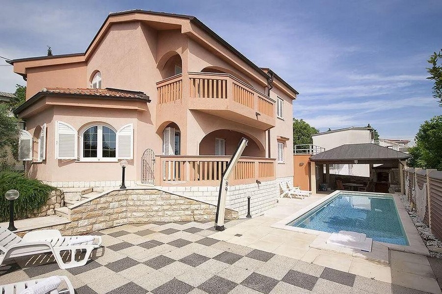 Maison abricot avec piscine et terrasse carrelée