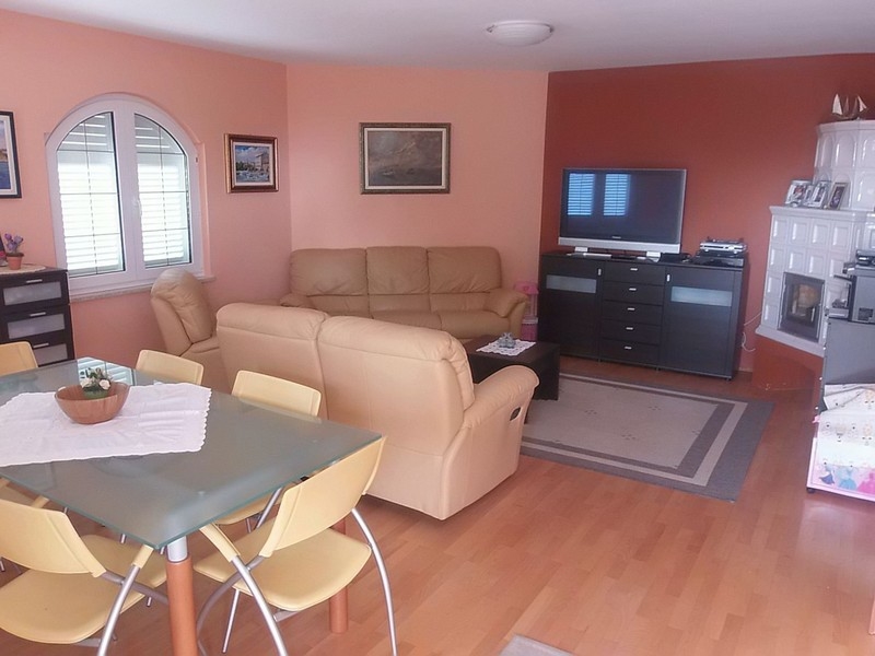 Séjour avec canapés et table à manger près de la fenêtre en arc